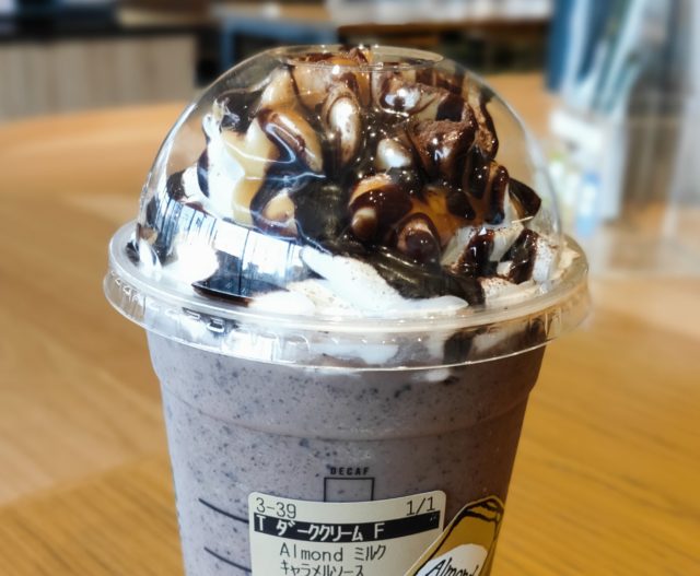 ダークモカチップクリームフラペチーノ with キャラメルソース