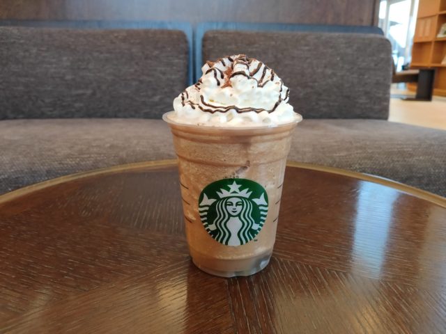 ホワイトモカフラペチーノの頼み方とカスタム4選・カロリー糖質を紹介