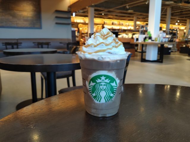 ホワイトモカフラペチーノの頼み方とカスタム4選・カロリー糖質を紹介