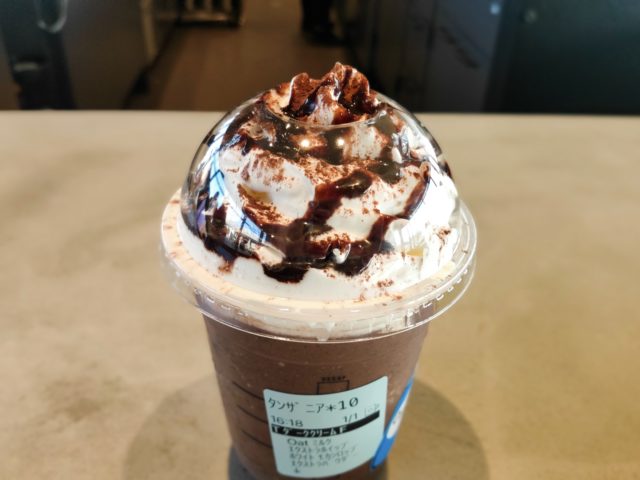 ダーク モカ チップ クリーム フラペチーノ with チョコレートソース