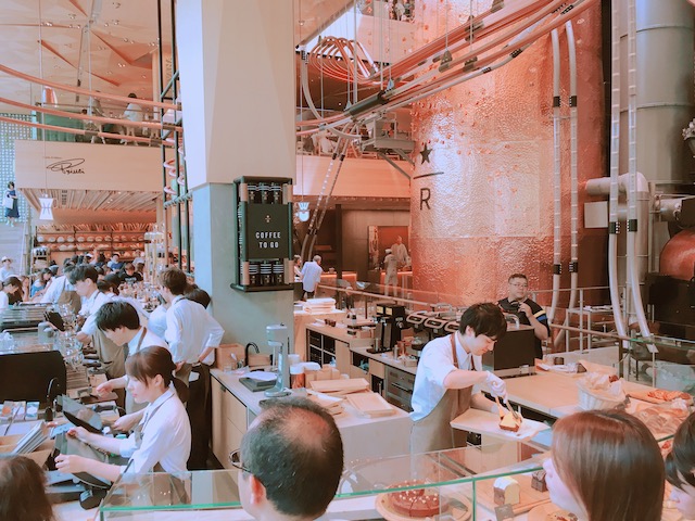 スターバックスリザーブロースタリー東京へ行って、ドリンクやフードを楽しんできました