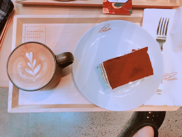 スターバックスリザーブロースタリー東京へ行って、ドリンクやフードを楽しんできました