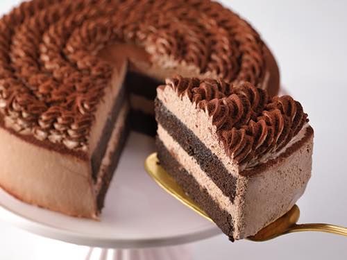 チョコ on チョコレートケーキ