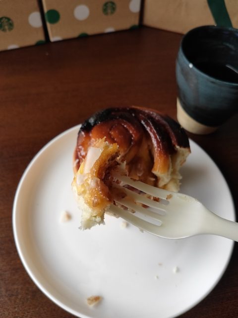 スタバのシナモンロールをレビュー！感想・カロリー・糖質を紹介