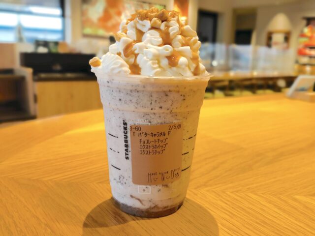 【スタバ新作】バターキャラメルミルフィーユフラペチーノのカスタム6選とカロリーを紹介